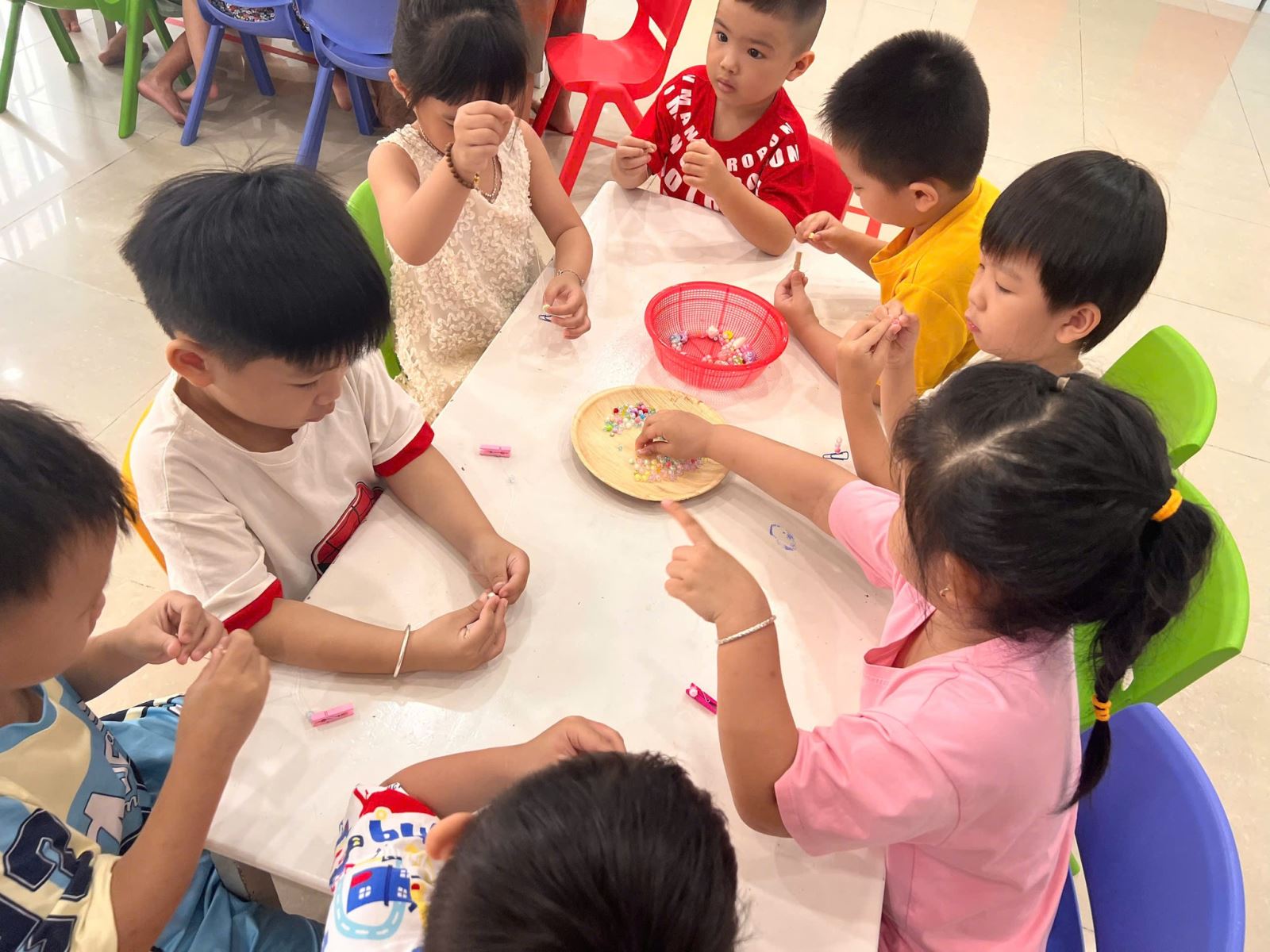 BÉ XÂU VÒNG TAY TẶNG MẸ – CHÀO MỪNG NGÀY 8/3 