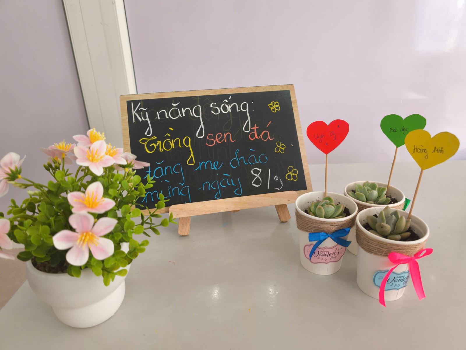 BÉ TRỐNG SEN ĐÁ TẶNG MẸ – CHÀO MỪNG NGÀY 8/3