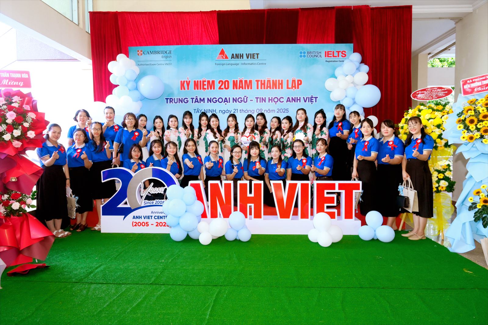 LỄ KỶ NIỆM 20 NĂM THÀNH LẬP TRUNG TÂM NGOẠI NGỮ – TIN HỌC ANH VIỆT